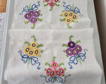 Vintage Handcrafted Floral Embroidered Ecru Linen Table Runner Dresser Scarf 14 1/2 x 60