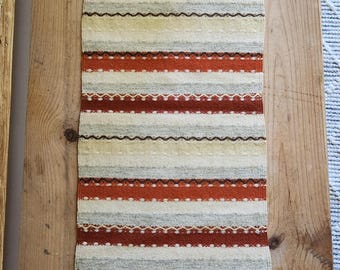 Camino de mesa sueco vintage Rosengång tejido a mano – Arte popular de mediados de siglo, lana (10x30) Rosepath