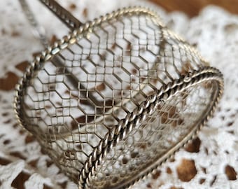 Cesta ovalada en miniatura de alambre de latón vintage con asa, hecha a mano para Pascua.