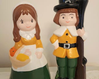 Muñecos de cerámica vintage de Napco: Niña y niño peregrinos, ideales para el Día de Acción de Gracias.