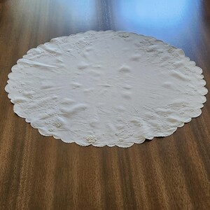 Vintage 1930s Madeira Linen Doily, Hand Embroidered Floral Whitework Centerpiece/Tabletopper, Scalloped Edge afbeelding 19