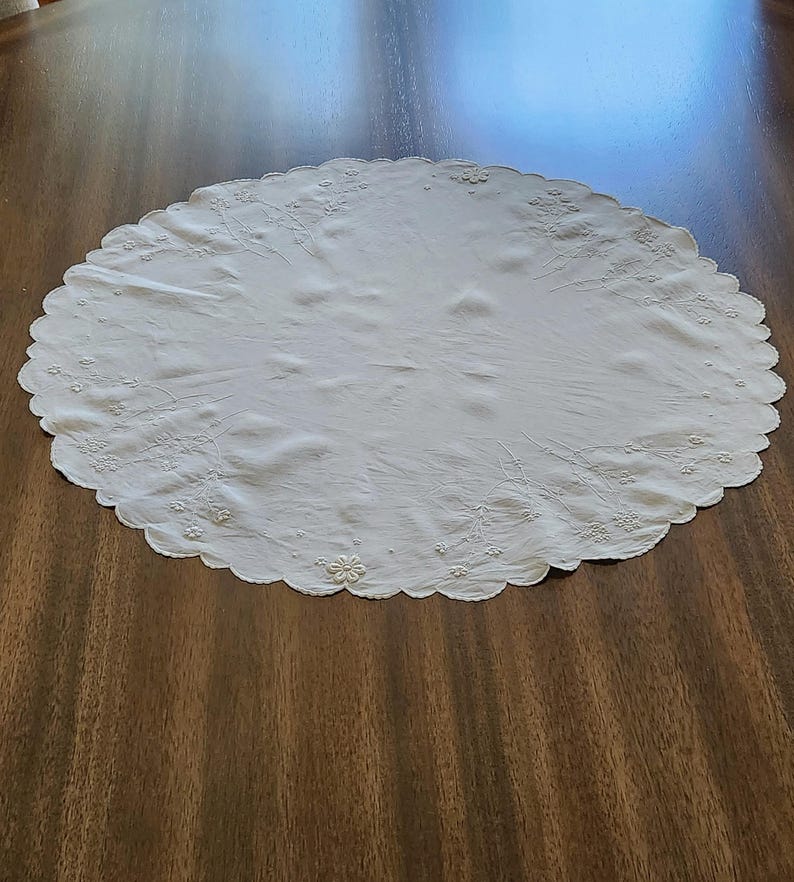 Vintage 1930s Madeira Linen Doily, Hand Embroidered Floral Whitework Centerpiece/Tabletopper, Scalloped Edge afbeelding 19