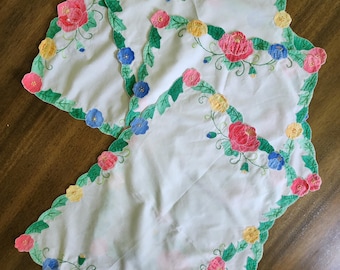 Juego de 4 manteles individuales de algodón con borde festoneado, bordados y apliques florales estilo Madeira vintage - 12x17