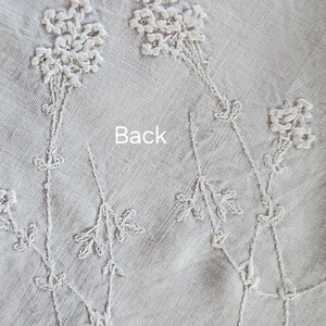 Vintage 1930s Madeira Linen Doily, Hand Embroidered Floral Whitework Centerpiece/Tabletopper, Scalloped Edge afbeelding 5