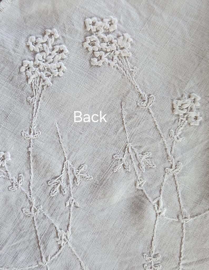 Vintage 1930s Madeira Linen Doily, Hand Embroidered Floral Whitework Centerpiece/Tabletopper, Scalloped Edge afbeelding 5