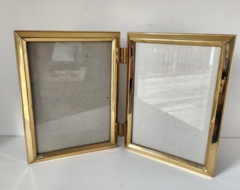 Marco de fotos doble plegable con bisagras de latón vintage y tapa de cristal para mesa, 5 x 7 pulgadas.