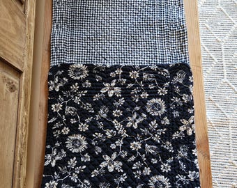 Camino de mesa reversible de algodón acolchado vintage de 15x50 cm, estampado floral negro/cuadros vichy.