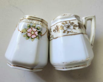 Saleros y pimenteros antiguos de Nippon – Medallón floral pintado a mano y banda con diseño de flores (1890-1920)