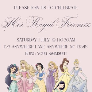 Könnte beinhalten: Einladung mit dem Text "Please join us to celebrate Her Royal Fiveness" und Veranstaltungsdetails. Enthält Illustrationen mehrerer Prinzessinnen in farbenfrohen Kleidern, mit floralen Akzenten und einem hellrosa Hintergrund.