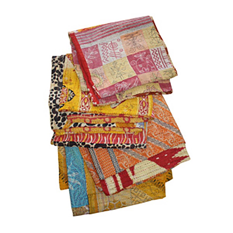 以下が含まれることがあります： 幾何学模様、花柄、動物柄など、さまざまなパターンとデザインが施されたカラフルなカンタキルトの積み重ね。キルトはリサイクルされたサリーで作られており、ホームデコレーションやギフトとして人気があります。