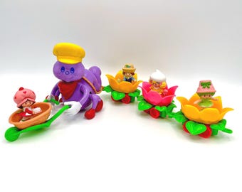 Zestaw do zabawy w pociąg kwiatowy w miniaturze Strawberry Shortcake Berry Busy Bug z 1982 roku