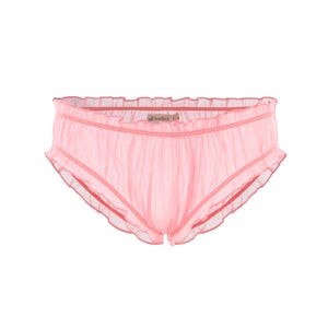 Puede incluir: Ropa interior rosa claro con un borde con volantes. La tela delicada y semitransparente presenta una cintura baja y un ajuste cómodo. La etiqueta dice "all bodies".