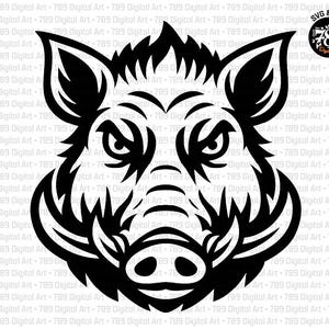 Puede incluir: Una ilustración gráfica en blanco y negro de una cabeza de jabalí con colmillos afilados, orejas puntiagudas y una expresión facial agresiva. El diseño incluye un logotipo circular en la esquina superior derecha con el texto 789 Digital Art SVG & PNG.