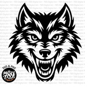 Puede incluir: Una ilustración gráfica en blanco y negro de una cabeza de lobo gruñendo con dientes afilados y orejas puntiagudas. Debajo de la cabeza del lobo hay un logotipo negro circular que contiene el texto 789 Digital Art y SVG & PNG en blanco.