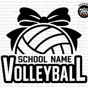 Può includere: Un design grafico nero che raffigura una pallavolo sormontata da un grande fiocco. Sotto la palla, il testo recita SCHOOL NAME in un carattere più piccolo, seguito dalla parola VOLLEYBALL in un carattere grande, grassetto e senza grazie.