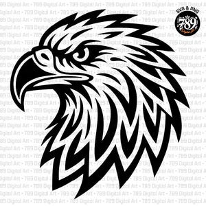 Puede incluir: Una ilustración gráfica en blanco y negro de una cabeza de águila de perfil, con plumas estilizadas y afiladas y un pico curvado. Un logotipo circular en la esquina superior derecha contiene el texto 789 Digital Art y SVG & PNG.
