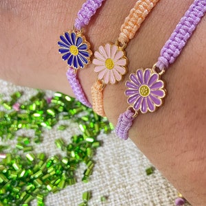 Pulseira de macramê com margaridas, pulseira ajustável de nylon com nós.