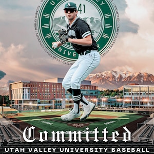 Può includere: Un giocatore di baseball con una divisa verde e bianca con il numero 41 sulla schiena, in piedi su un campo da baseball. Il giocatore tiene un guanto da baseball e guarda a sinistra. Il testo "UTAH VALLEY" è in un cerchio dietro il giocatore. Il testo "Committed" è in grandi lettere nella parte inferiore dell'immagine.