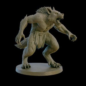 Op de afbeelding: Een gedetailleerd, grijs, gesculpteerd beeldje van een weerwolf met een grommende uitdrukking. De weerwolf staat op een ronde houten basis.