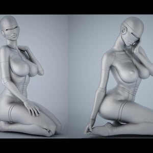 Könnte beinhalten: Eine silberfarbene Roboterfigur in einer knienden Pose. Der Roboter hat eine glatte, metallische Oberfläche und einen Helm mit Visier.