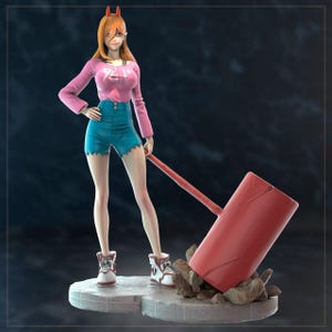 Puede incluir: Figura detallada de un personaje con cabello naranja, que viste una camisa rosa de manga larga, pantalones cortos azules y zapatillas blancas. El personaje sostiene un gran martillo rojo y está de pie sobre una plataforma gris con escombros. La figura tiene pequeños cuernos.