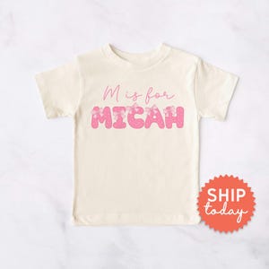 Camiseta personalizada para niño pequeño, estilo coqueto, con nombre y letras personalizadas, con un bonito lazo, regalo para niños, camiseta de algodón suave (BC-TRE184)