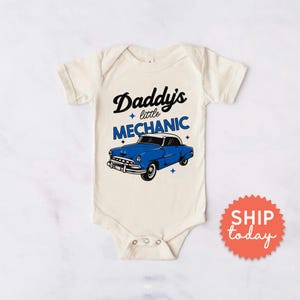 Daddy's Little Mechanic Baby Onesies®ブランド、お父さんへの父の日ギフト、かわいいベビー服、車好きのベビー服、ベビーシャワーギフト(BC-DAD93)