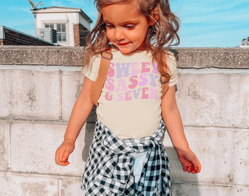T-shirt doux et impertinent pour tout-petit, t-shirt arc-en-ciel 7e anniversaire, jolie chemise pour anniversaire, cadeau d'anniversaire de 7 ans, sept ans, (BC-BIR23) image 4