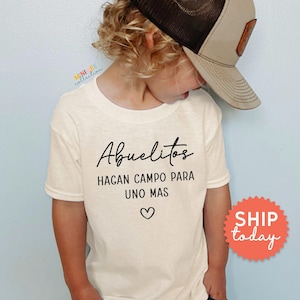 Camiseta "Abuelitos Hagan Campo Para Uno Más", ropa con mensaje en español, ropa para futuros abuelos, camiseta en español para niños pequeños (BC-FAM119)
