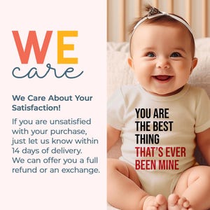 Op de afbeelding: Een lachende baby draagt een witte romper met de tekst "YOU ARE THE BEST THING THAT'S EVER BEEN MINE" in zwart en rood. De baby heeft een witte haarband. De afbeelding bevat ook de woorden "WE care".