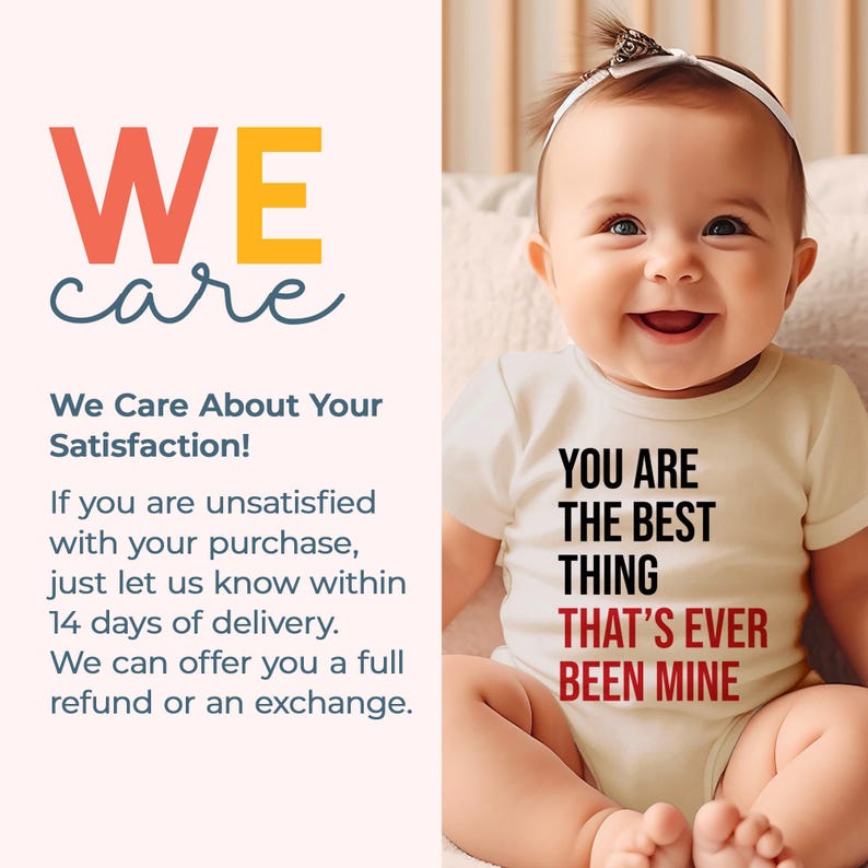 Op de afbeelding: Een lachende baby draagt een witte romper met de tekst "YOU ARE THE BEST THING THAT'S EVER BEEN MINE" in zwart en rood. De baby heeft een witte haarband. De afbeelding bevat ook de woorden "WE care".