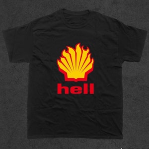 Może przedstawiać: Czarny T-shirt z żółto-czerwonym logo Shell i napisem "hell" pod spodem.