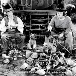 Póster de película de comedia clásica de Laurel y Hardy, perro adorable, chica bohemia, fogata, arte de pared, saludo, imagen, descargas digitales