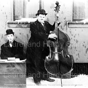 Stanlio e Ollio Sotto zero Suonare musica nella neve Classica commedia Stanlio e Ollio