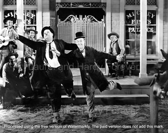 Laurel y Hardy Way Out Descargas restauradas digitalmente Películas de comedia occidental Clásico 300 ppp