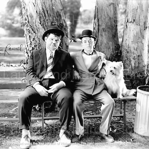 Stanlio e Ollio seduti sulla panchina del parco 1928 MGM Early to Ben American Comedy Classic Download digitali