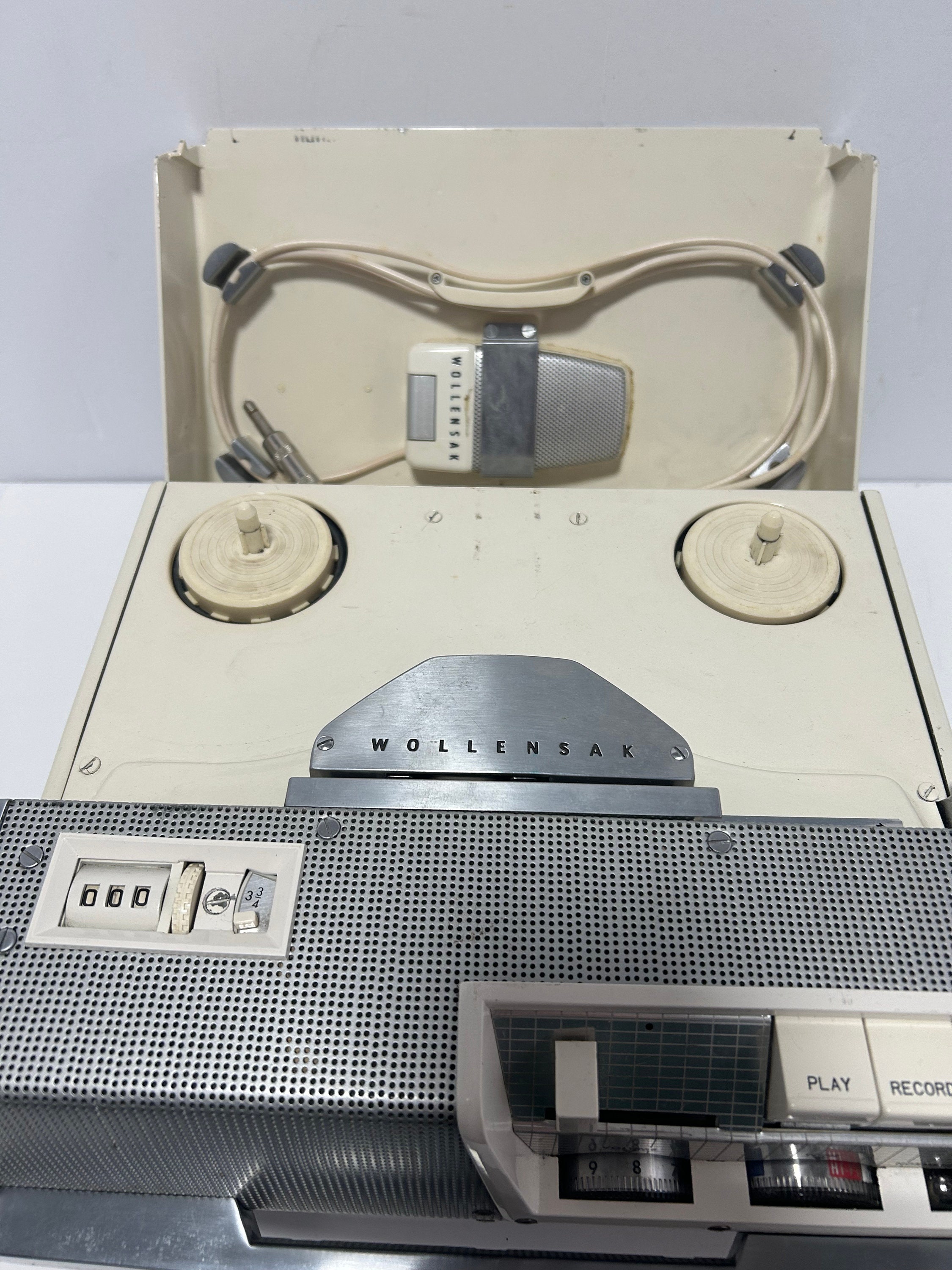 Premium Photo  Analog stereo open reel tape deck recorder player with  metal reelsvintage analog stereo reel deck