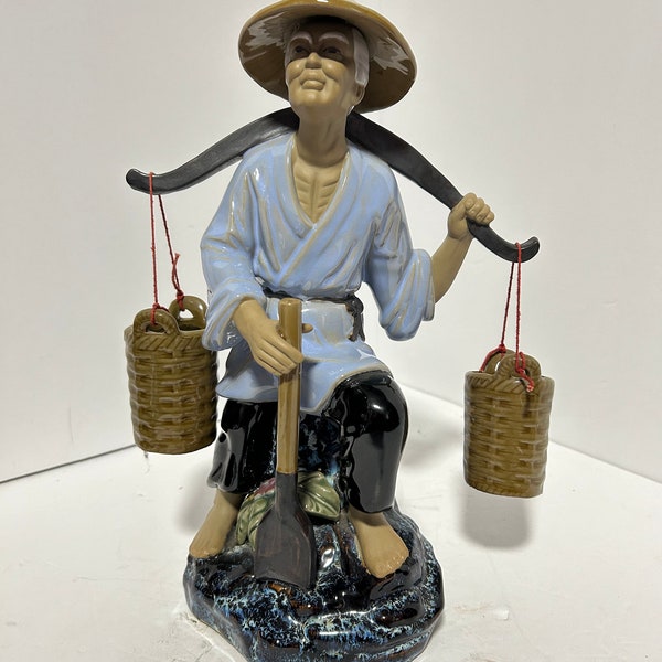 Asiatisch Chinesischer Schlamm Mann Porzellan Fischer Figur mit Zwei Eimer Und Eine Schaufel