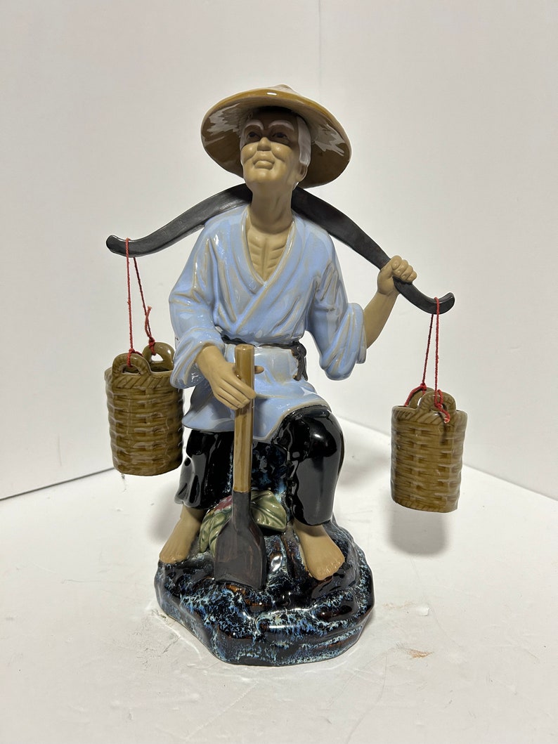 Asiatisch Chinesischer Schlamm Mann Porzellan Fischer Figur mit Zwei Eimer Und Eine Schaufel Bild 1