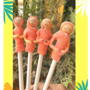 Muñecas de lápiz Paquete de 4 con 2 lápices gratis, WhimsicalDoll, regalo preescolar, decoración de lápices, papelería única