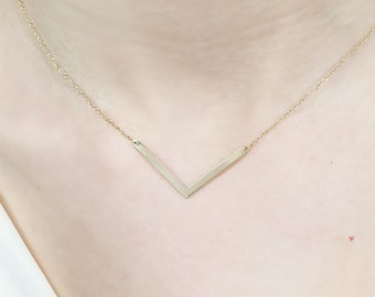 Collier à chevrons, collier superposé en V, cadeau personnalisé pour son anniversaire, collier nom de famille, nom de collier gravé, collier fête des mères