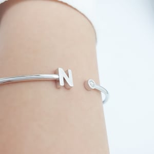 Brazalete abierto de oro personalizado con diamante natural, brazalete de oro de regalo para mujer, brazalete abierto de oro con inicial y diamante natural