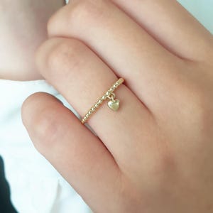 Massiver Goldperlenring mit baumelndem Herz, Minimalistischer massiv Goldring mit Herzanhänger, Goldherzband für jeden Tag