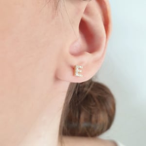 Pendientes de diamantes con letras de oro macizo, inicial de diamantes naturales, pendientes de botón personalizados minimalistas, pendientes de botón con letras de diamantes, pendientes de botón delicados de oro