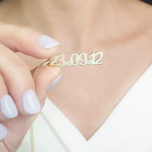純金パーソナライズ日付ネックレス、ダイヤモンド日付ネックレス、カスタムフォント日付チェーン、記念日ペンダントギフト、特別な日付ゴールドネックレス
