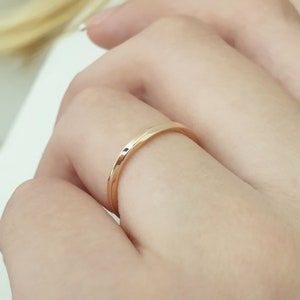 Bague mobius de mariage avec date gravée, bague gravée personnalisée, alliance gravée pour homme, bague délicate personnalisée, bague de fiançailles torsadée image 9