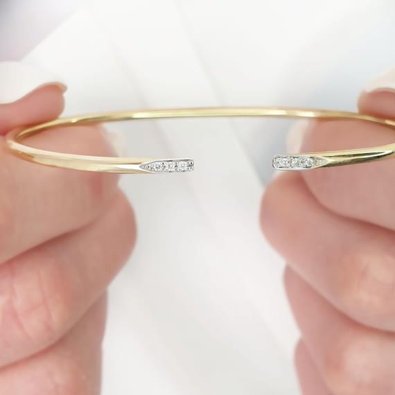 ゴールドオープンバングルブレスレット、ダイヤモンドアクセント 