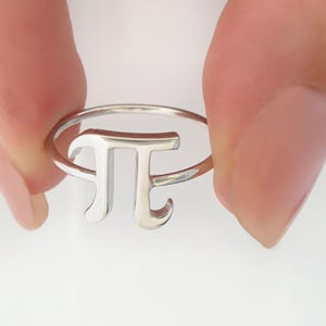 Anillo de oro macizo con letra, anillo unisex con monograma, anillo de oro con Pi griego, anillo minimalista, anillo de oro para amantes de las matemáticas, regalo para profesores.