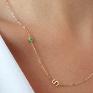 Collar de esmeralda con inicial, collar con piedra de nacimiento con inicial lateral, collar con monograma, collar de esmeralda con inicial de piedra de nacimiento, collar con nombre