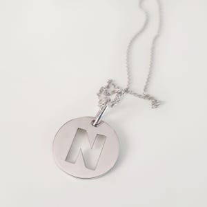 Collar de oro personalizado con letra, colgante con inicial perforada, colgante de oro macizo hecho a mano con inicial, regalo unisex personalizado